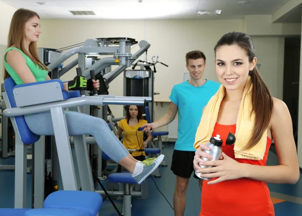 Unga vackra tjejer i gym — Stockfoto