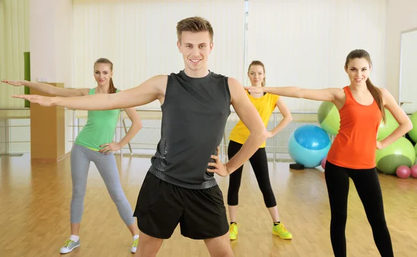 Jóvenes hermosas personas que participan en el gimnasio — Foto de Stock