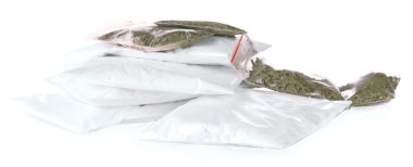 kokain ve esrar paket üzerinde beyaz izole
