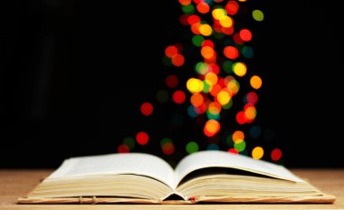 Açık kitap parlak zemin üzerine ahşap tablo