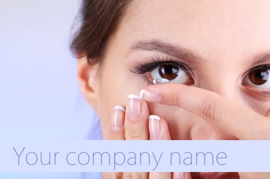 genç kadın koyarak Kontakt lens gözüne yakın çekim