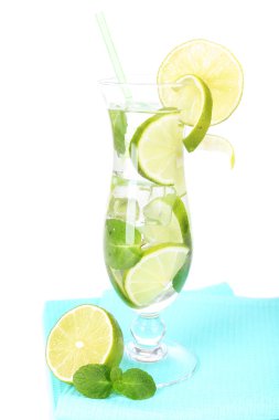 limon ve nane üzerinde beyaz izole kokteyl bardak