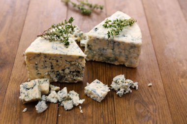 lezzetli mavi peynir ile kekik, ahşap tablo