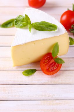 ahşap masa üstünde domates ve fesleğen ile lezzetli camembert peyniri