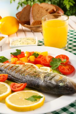 Nefis ızgara balık plaka üzerinde tablo yakın çekim