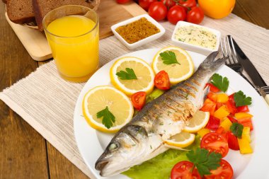 Nefis ızgara balık plaka üzerinde tablo yakın çekim