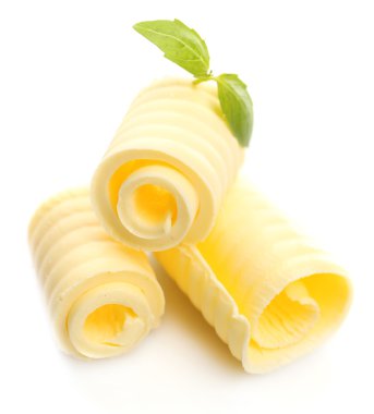 taze tereyağı üzerine beyaz izole Fesleğenli bukleler