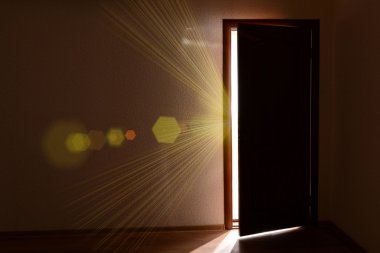 açık kapı dışında parlak bir ışık ile