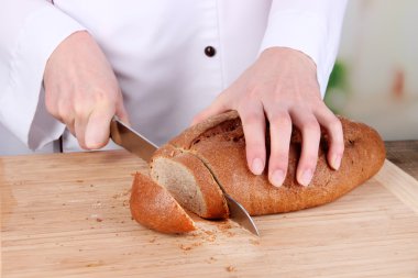 parlak zemin üzerine ahşap tahta üzerinde ekmek kesme