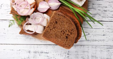 dilim ekmek ve domuz yağı ile soğan ahşap zemin üzerinde kesme tahtası üzerinde