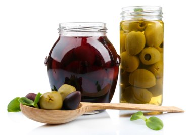 siyah ve yeşil zeytin, beyaz izole