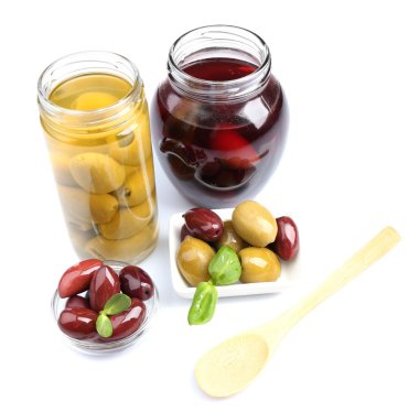 siyah ve yeşil zeytin, beyaz izole