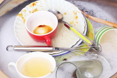 mutfak lavabosunda iliklerine mutfak eşyaları