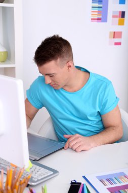 Ofiste çalışan genç yaratıcı tasarımcı