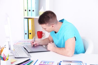Ofiste çalışan genç yaratıcı tasarımcı