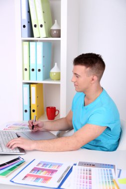 Ofiste çalışan genç yaratıcı tasarımcı
