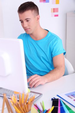 Ofiste çalışan genç yaratıcı tasarımcı
