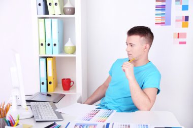 Ofiste çalışan genç yaratıcı tasarımcı