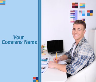 Ofiste çalışan genç yaratıcı tasarımcı