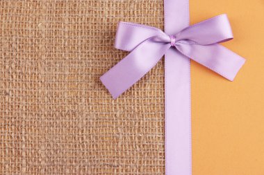 renkli şerit ve yay renk kağıt arka plan üzerinde çul