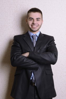 Duvara yakın işadamı portresi