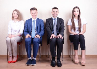 İş adamları iş görüşmesi için bekliyor.