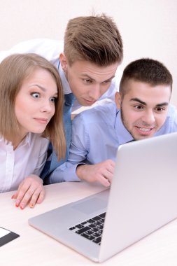 ofiste çalışan başarılı genç iş adamları