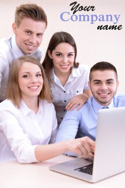 ofiste çalışan başarılı genç iş adamları