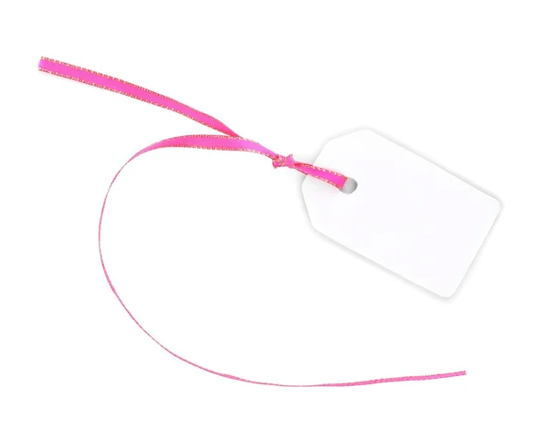 Порожня подарункова мітка з рожевою атласною стрічкою ізольована на білому — стокове фото