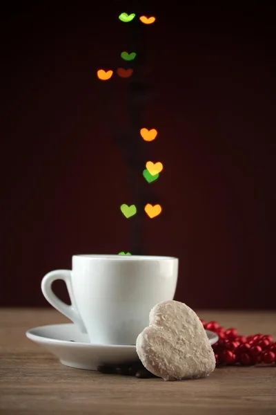 Tazza di caffè su tavolo di legno su sfondo bokeh luminoso — Foto Stock