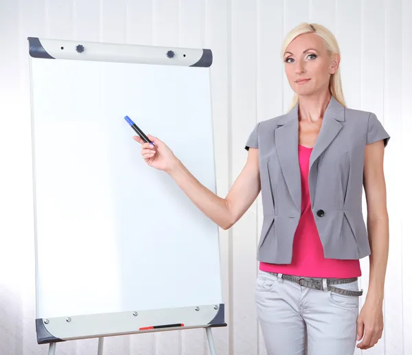 Geschäftsfrau präsentiert auf Flipchart im Büro — Stockfoto