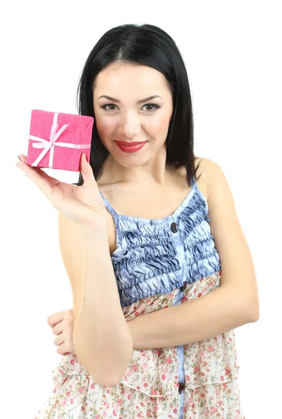 Attraente giovane donna con regalo isolato su bianco — Foto Stock