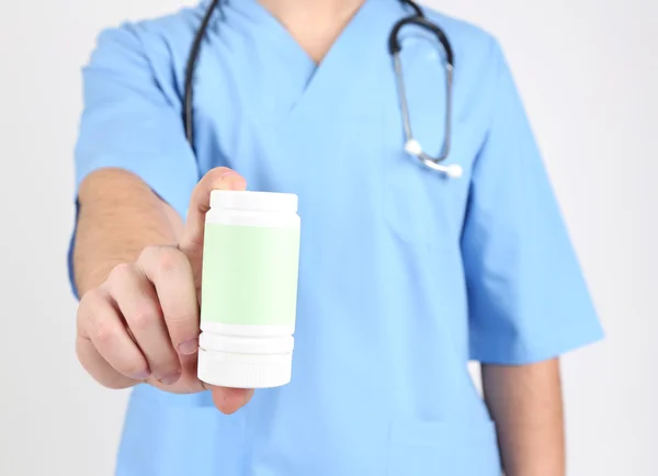 Молодой врач с таблетками, изолированные на белом — стоковое фото