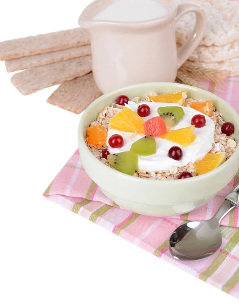 Deliciosa harina de avena con fruta en tazón en primer plano de la mesa — Foto de Stock