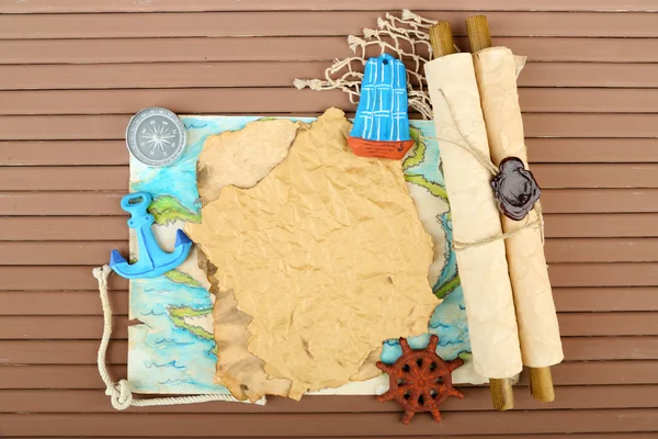 Papel viejo con accesorios de mar, aislado sobre fondo de madera —  Fotos de Stock