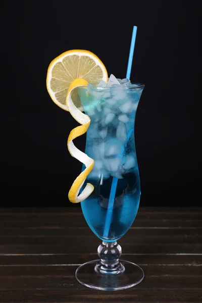 Bicchiere di cocktail sul tavolo su sfondo nero — Foto Stock