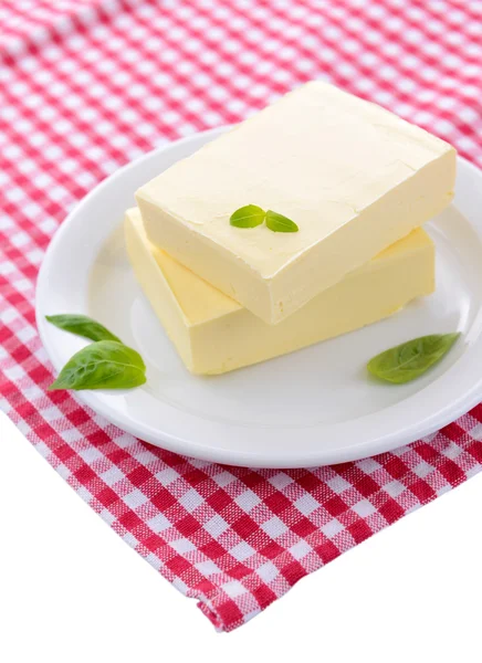 Sabrosa mantequilla en el plato, aislado en blanco — Foto de Stock