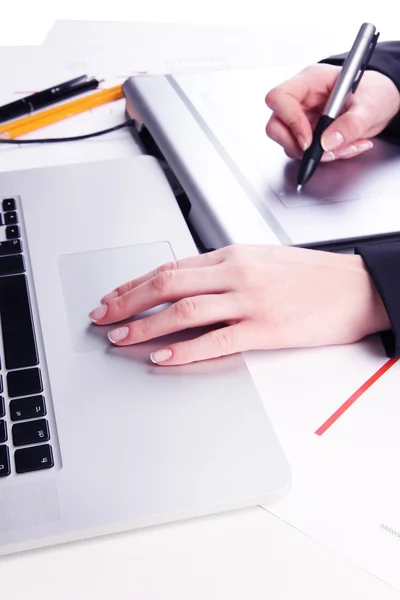 Mano femenina utilizando gráficos tableta en la mesa de cerca — Foto de Stock