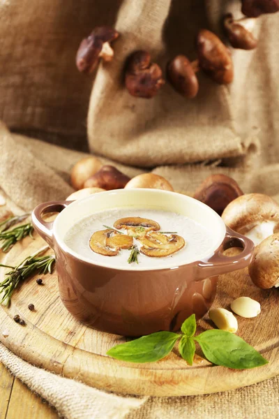 Houbová polévka v hrnci, na ubrousek, na dřevěné pozadí — Stock fotografie