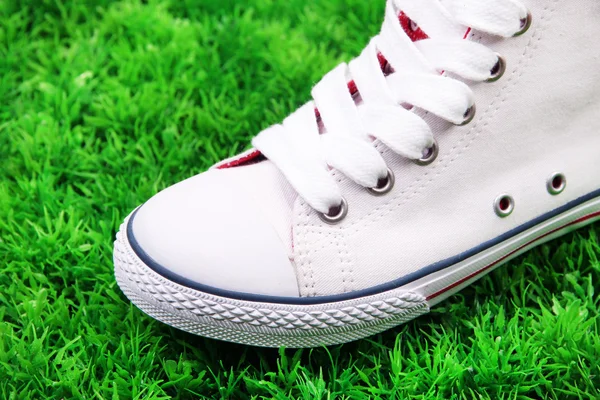 Belle scarpe da ginnastica su sfondo erba verde — Foto Stock