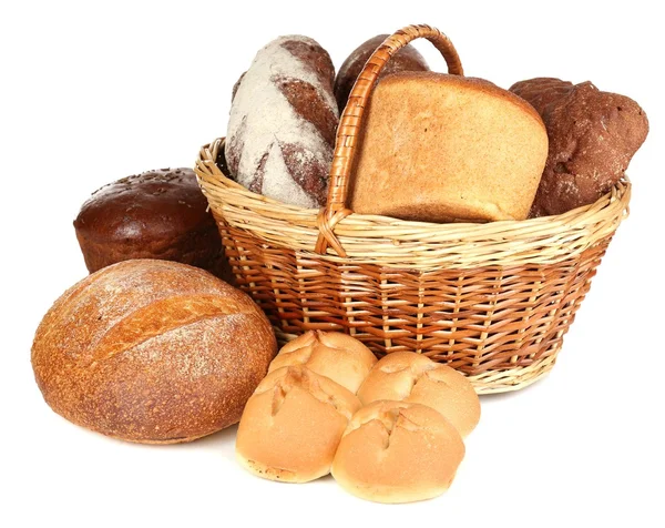 Composition avec pain et rouleaux dans un panier en osier isolé sur blanc — Photo