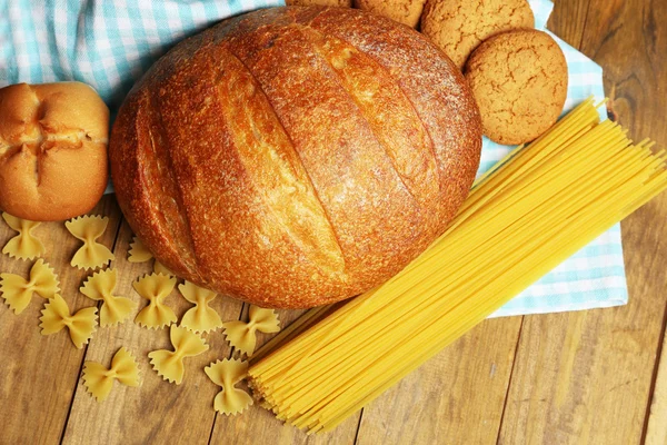 Productos de panadería sobre mesa de madera — Foto de Stock