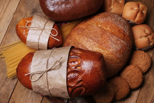 Produtos de padaria em mesa de madeira — Fotografia de Stock
