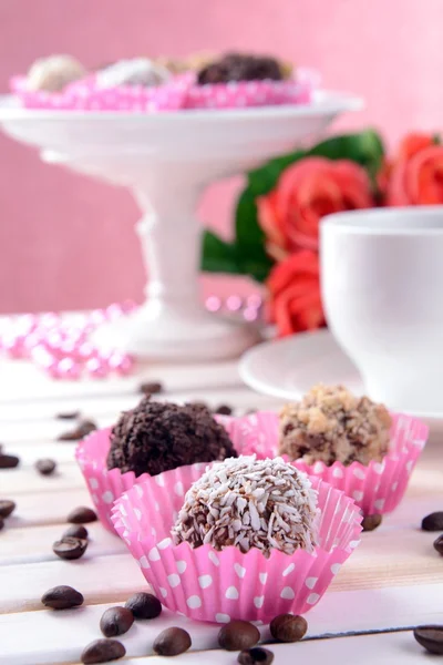 Ensemble de bonbons au chocolat sur table sur fond rose — Photo