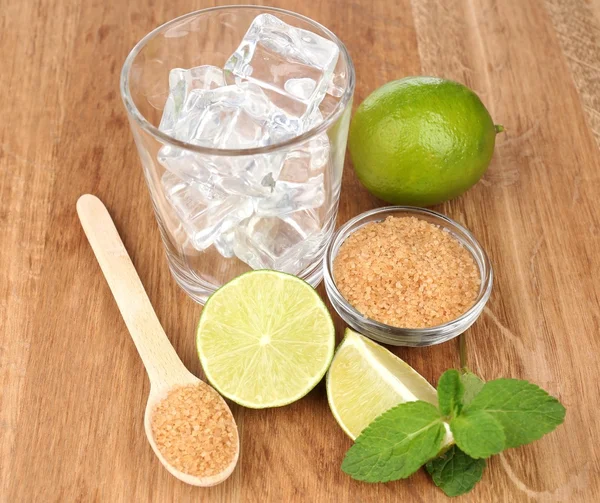 Ingredienti per limonata su tavola di legno — Foto Stock