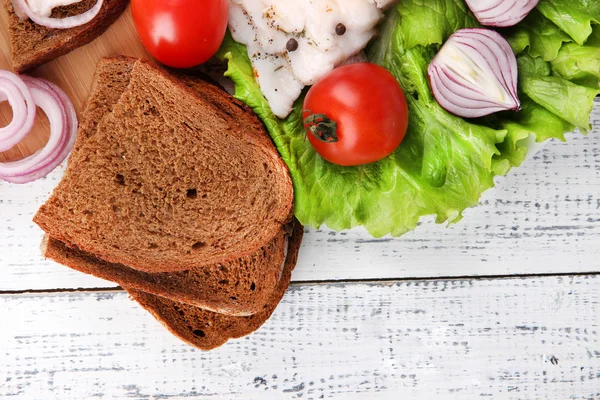 Sneetjes brood en reuzel met groenten op tafel close-up — Zdjęcie stockowe