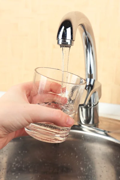 Riempimento di vetro d'acqua — Foto Stock