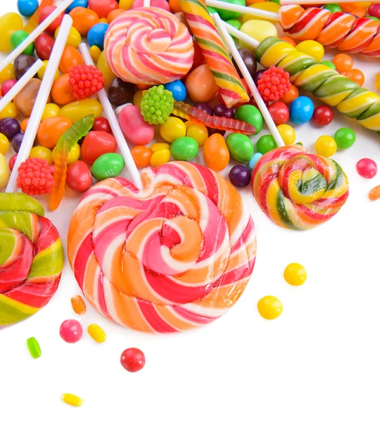 Verschiedene bunte Fruchtbonbons in Nahaufnahme — Stockfoto