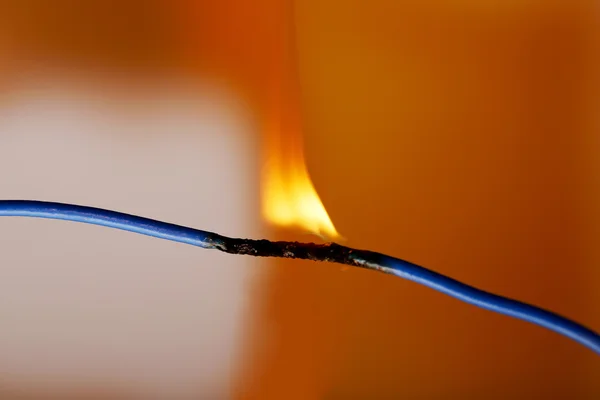 Curto-circuito, cabo queimado, no fundo de cor escura — Fotografia de Stock