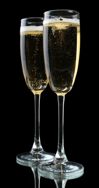 Glazen van champagne, op zwarte achtergrond — Stockfoto